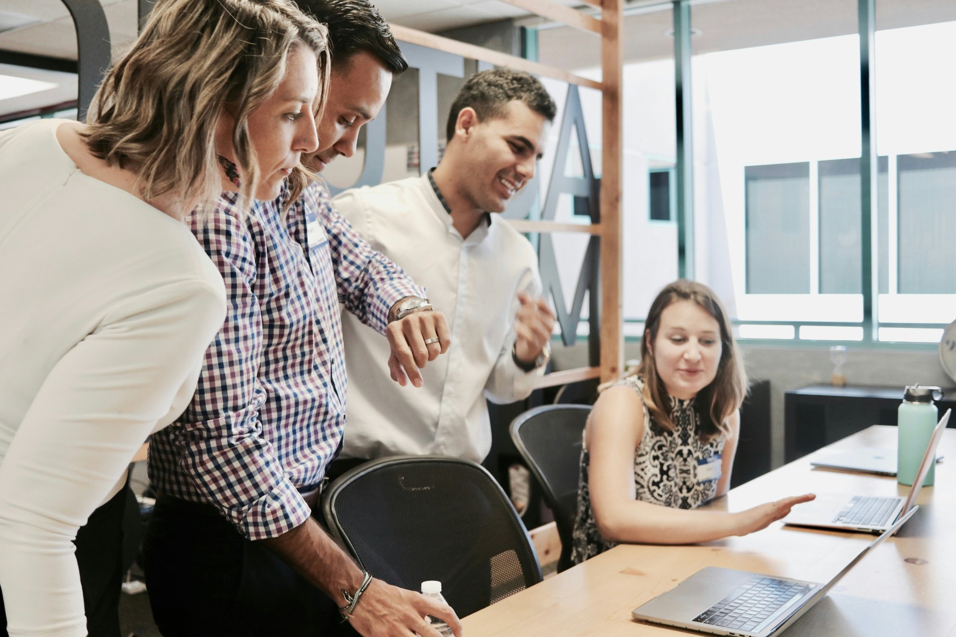 Menschen im Büro beim Collaborieren