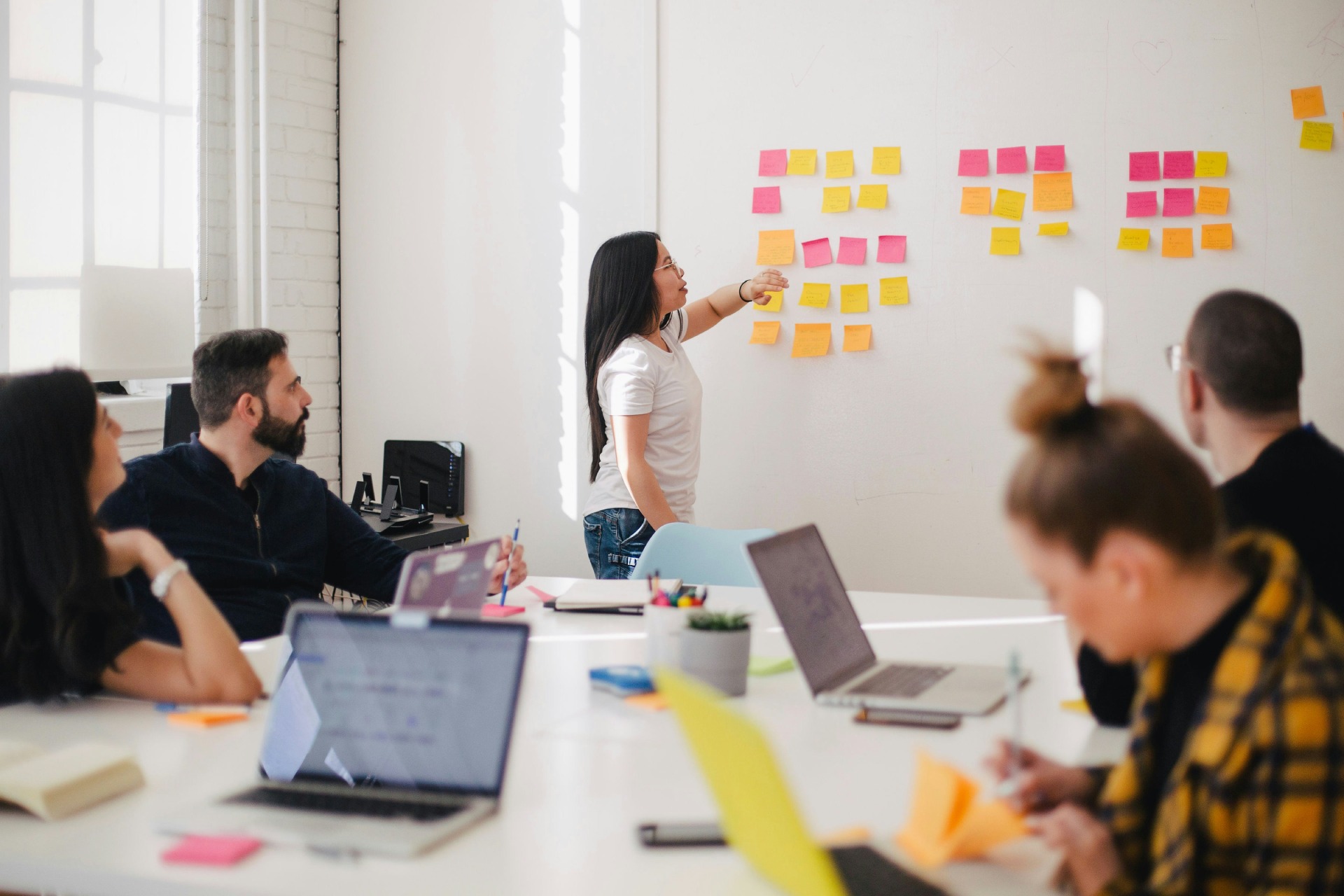 Teamarbeit mit Post-it-Notizen