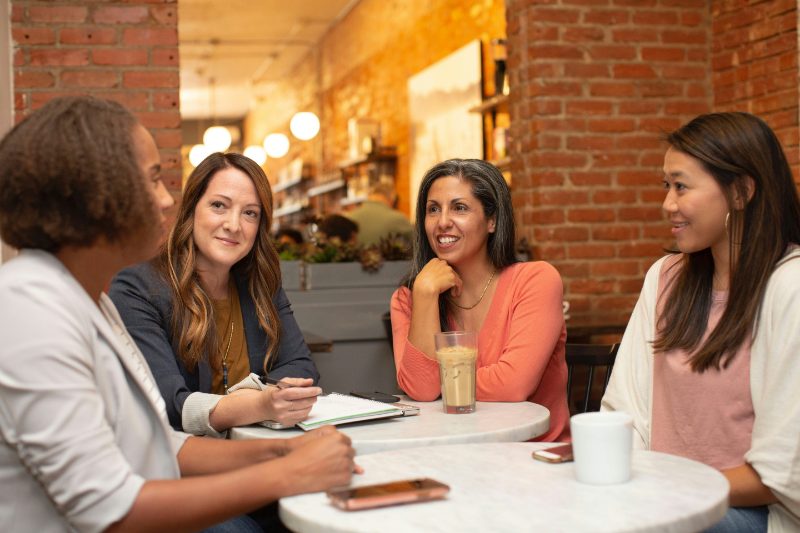 Frauen in einem Café Gespräch